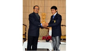 The Governor of Arunachal Pradesh, Shri JP Rajkhowa with the South Asian Games 2016 Gold medallist 69 weight category Shri Sambo Lapung at Raj Bhavan, Itanagar on 10th  February 2016.